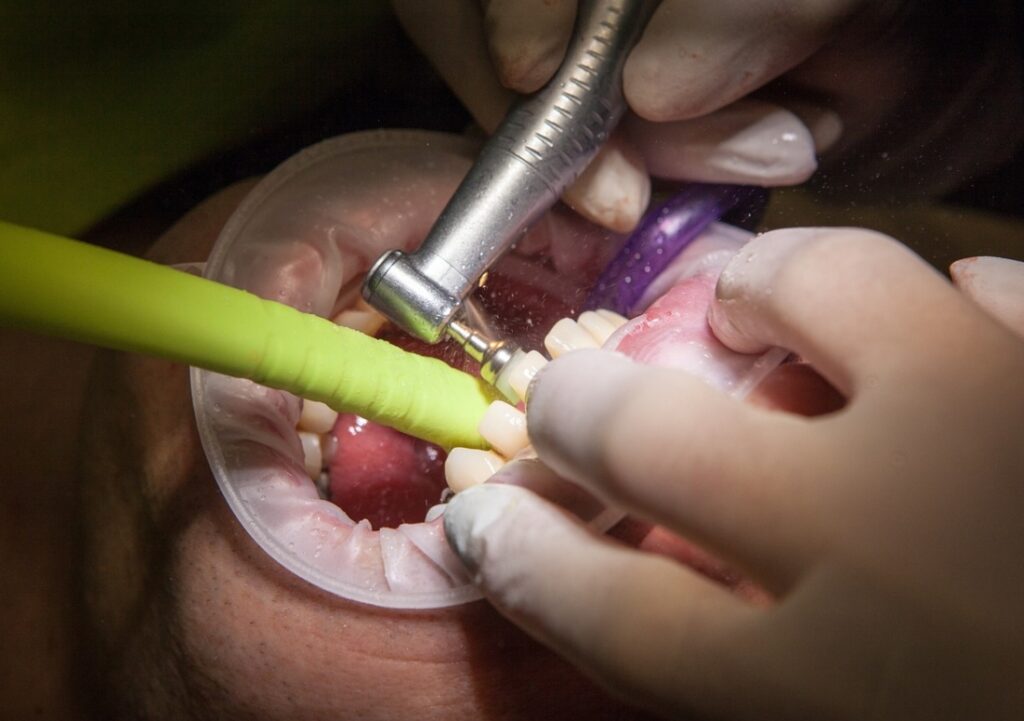Zapowiedź rewolucyjnych zmian w stomatologii i produkcji oświetlenia od 2025 roku